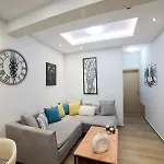 Luxurious In The Heart Of Town ! דירה