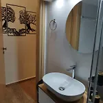 Luxurious In The Heart Of Town ! דירה