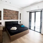Luxurious In The Heart Of Town ! דירה