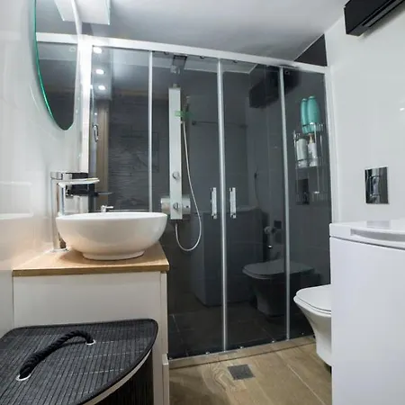 Luxurious In The Heart Of Town ! Loutráki