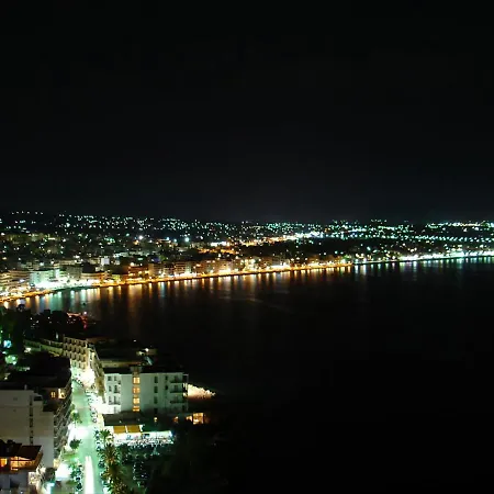 Luxurious In The Heart Of Town ! Apartman