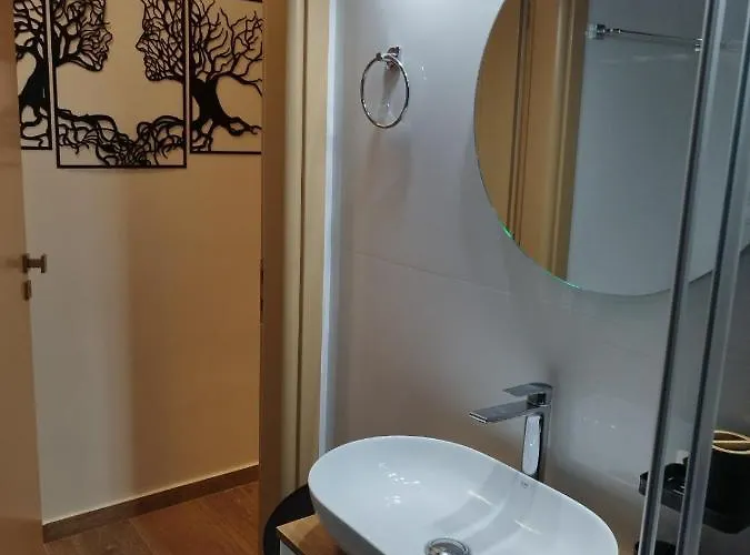 Luxurious In The Heart Of Town ! Apartament